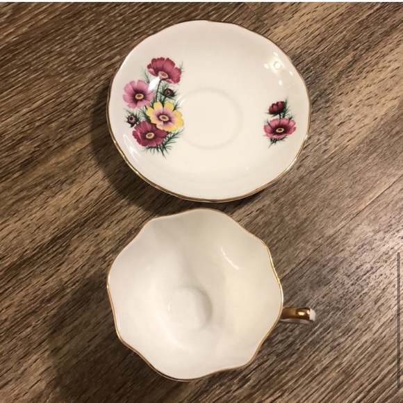 Vintage Salisbury Bone China England Cosmos Floral Teacup & Saucer - Picture 6 of 7